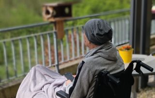 Hospiz Salzgitter - Gast genießt Sonne