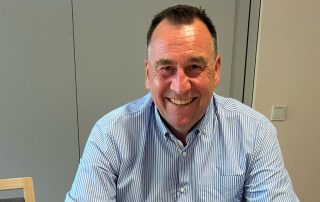 Freundlich schauender Mann bei Spendenübergabe