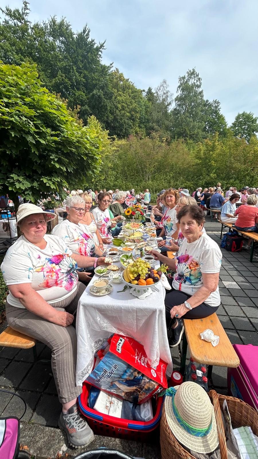 Die Kreativgruppe (Wohnbau Salzgitter) sitzen am Tisch und schauen in die Kamera. Alle haben das gleiche T-Shirt an.