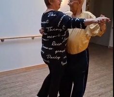 Küchenfee Simone tanzt mit einem der Gäste im Eingangsbereich