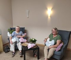 2 Frauen sitzen auf Sesseln im Eingangsbereich vom Hospiz