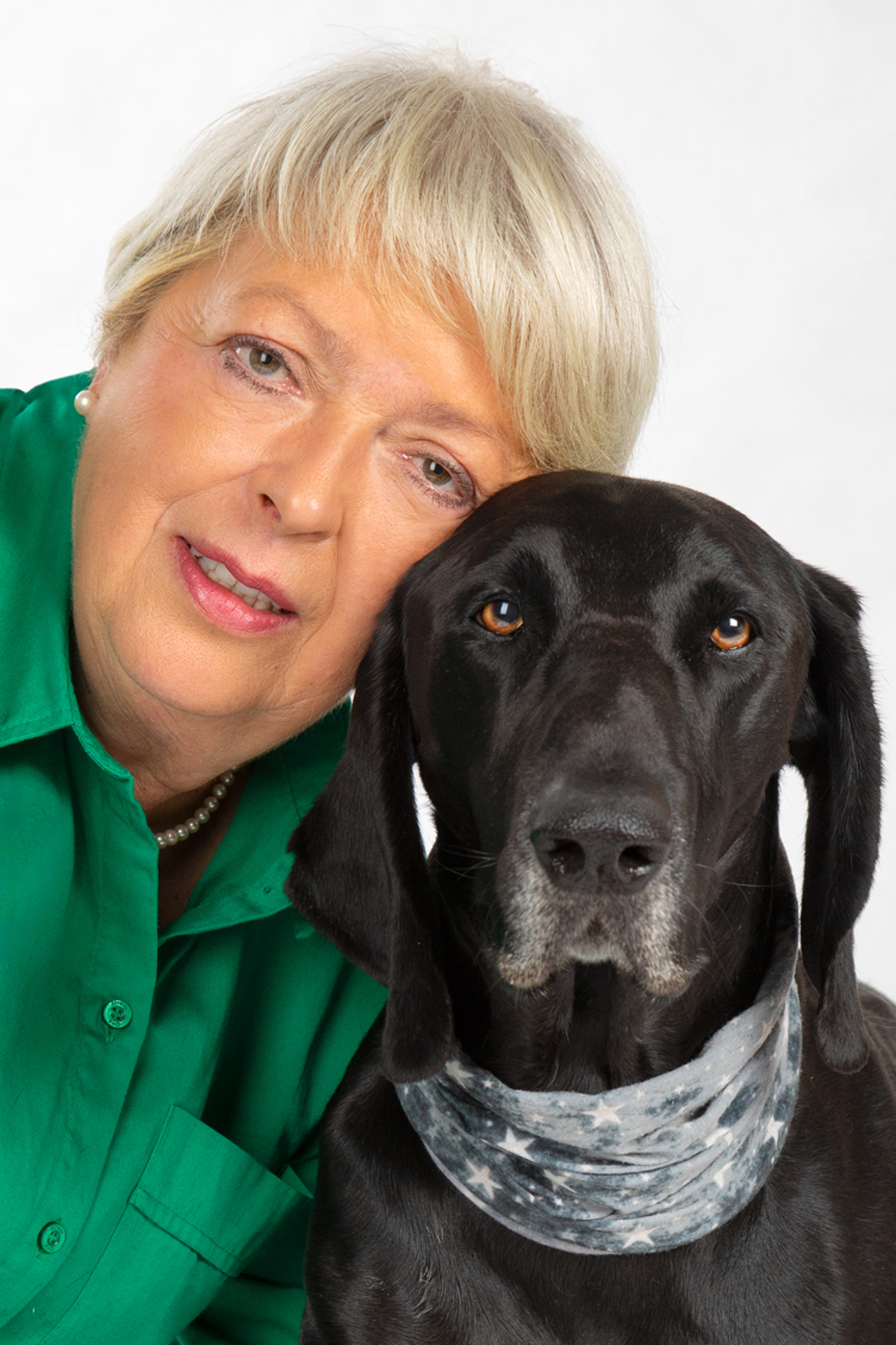 Ehrenamtliche Mitarbeiterin mit ihrem schwarzen Hund