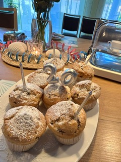 Muffins mit Kerzen auf Küchentisch Muffins mit Kerzen auf Küchentisch
