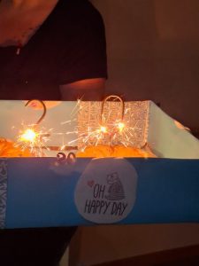 Gebackene Zahl 20 mit Wunderkerzen