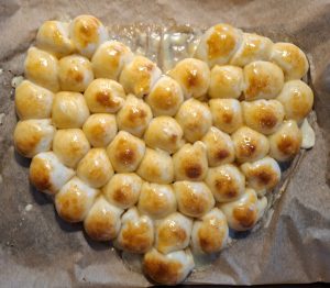 20 Jahre Nötzel Kuchen in Herzform auf einem Backblech