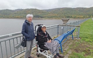 Gast und Frau stehen vor der Innerste-Talsperre