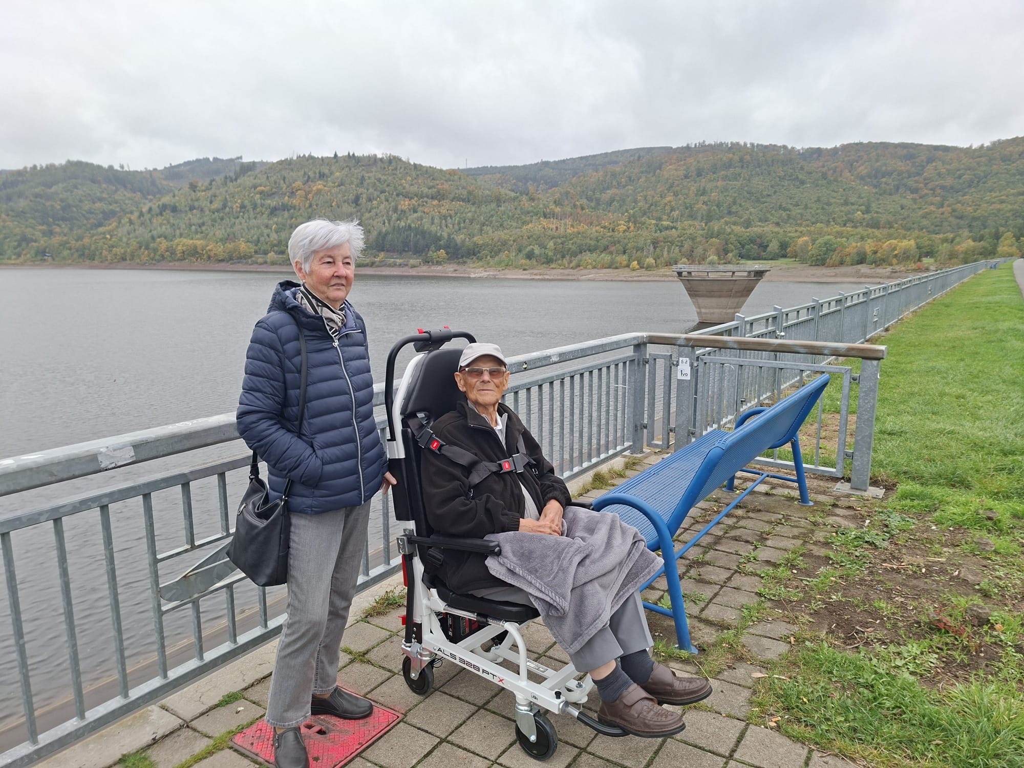 Gast und Frau stehen vor der Innerste-Talsperre