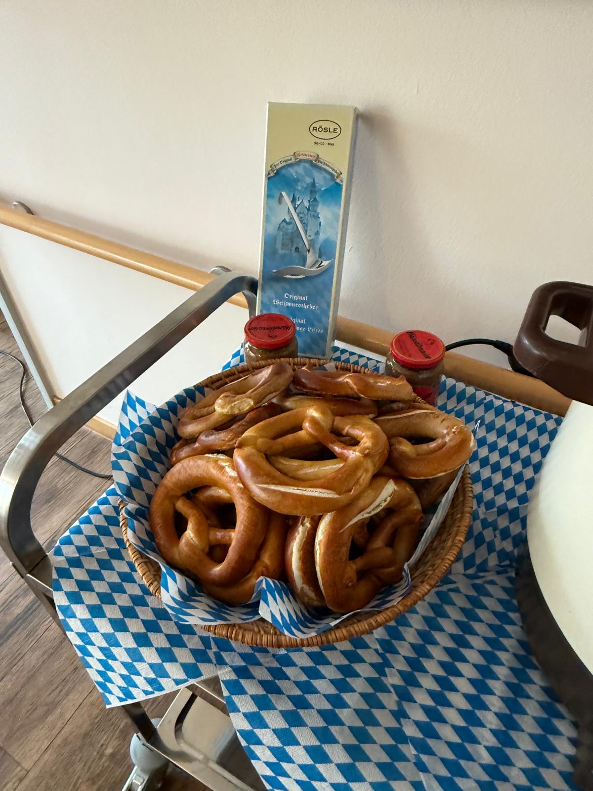 Brezel stehen auf einem Servierwagen Brezel stehen auf einem Servierwagen