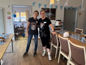 Organisatoren Simone und Christiane stehen in Oktoberfest-Kleidung in der Küche