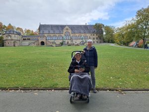 Gast und Frau stehen vor Kaiserpfalz in Goslar