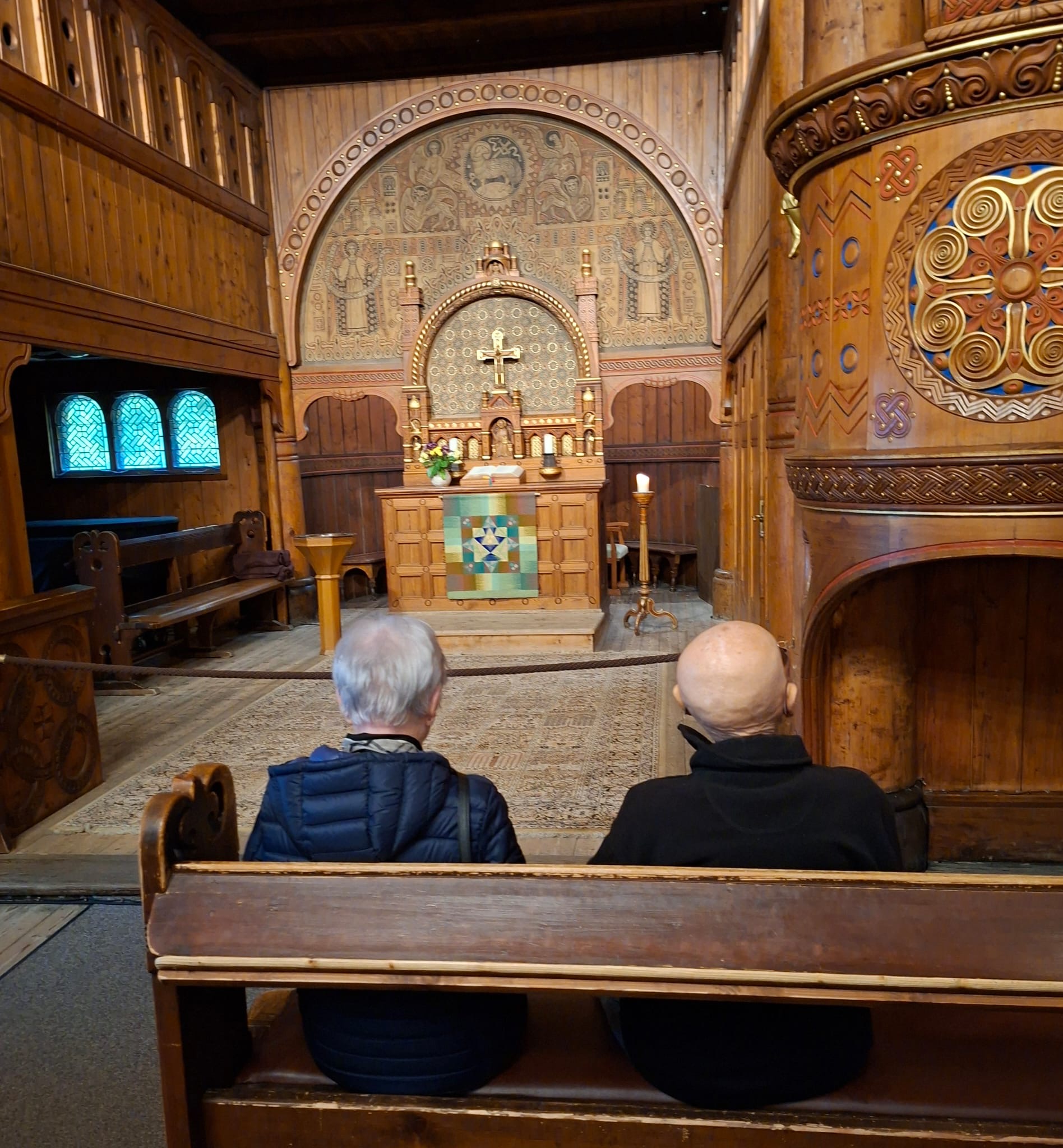 Gast und Frau sitzen in einer Kirche Gast und Frau sitzen in einer Kirche