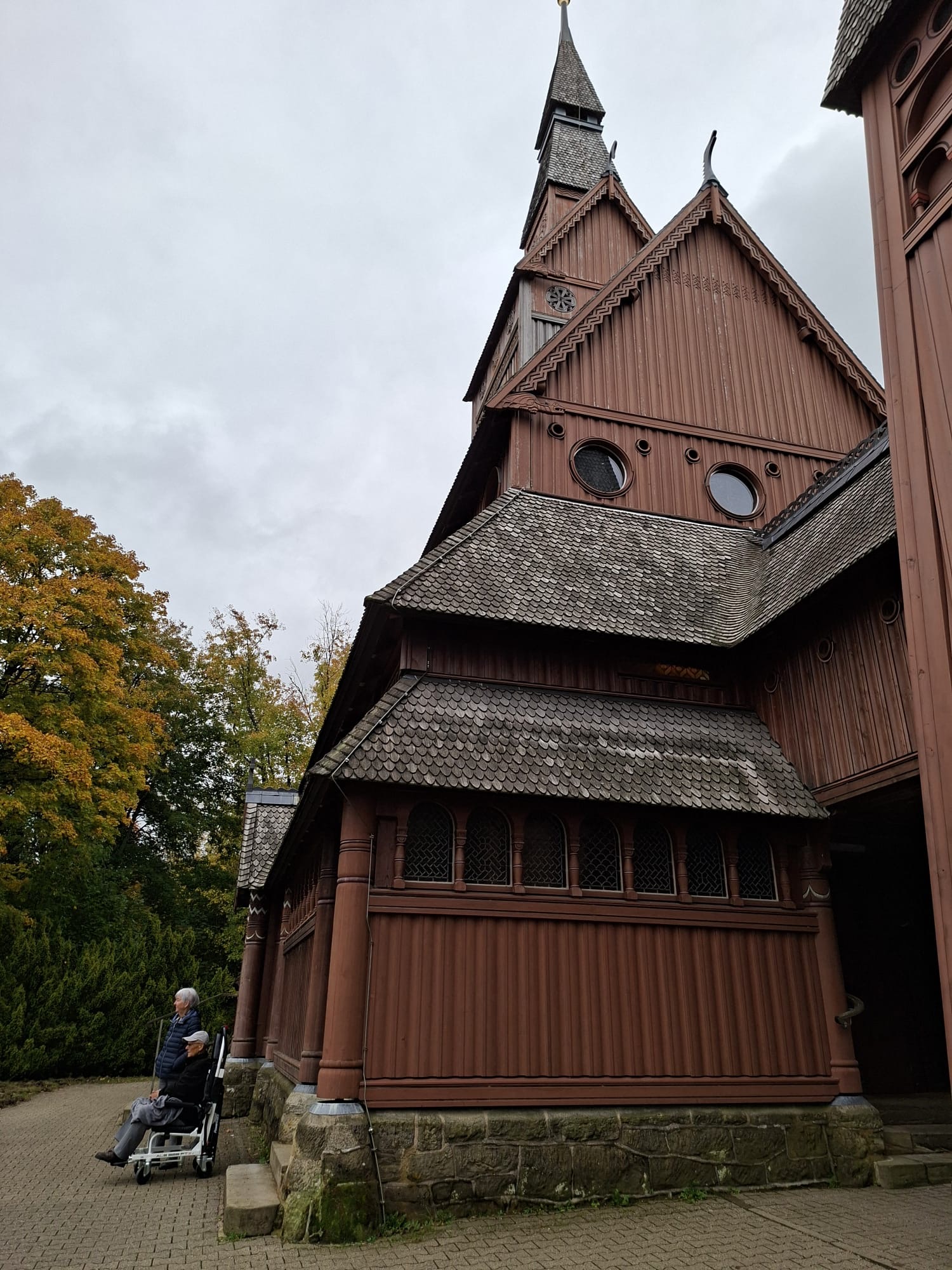 Gast und Frau stehen vor einer Kirche Gast und Frau stehen vor einer Kirche