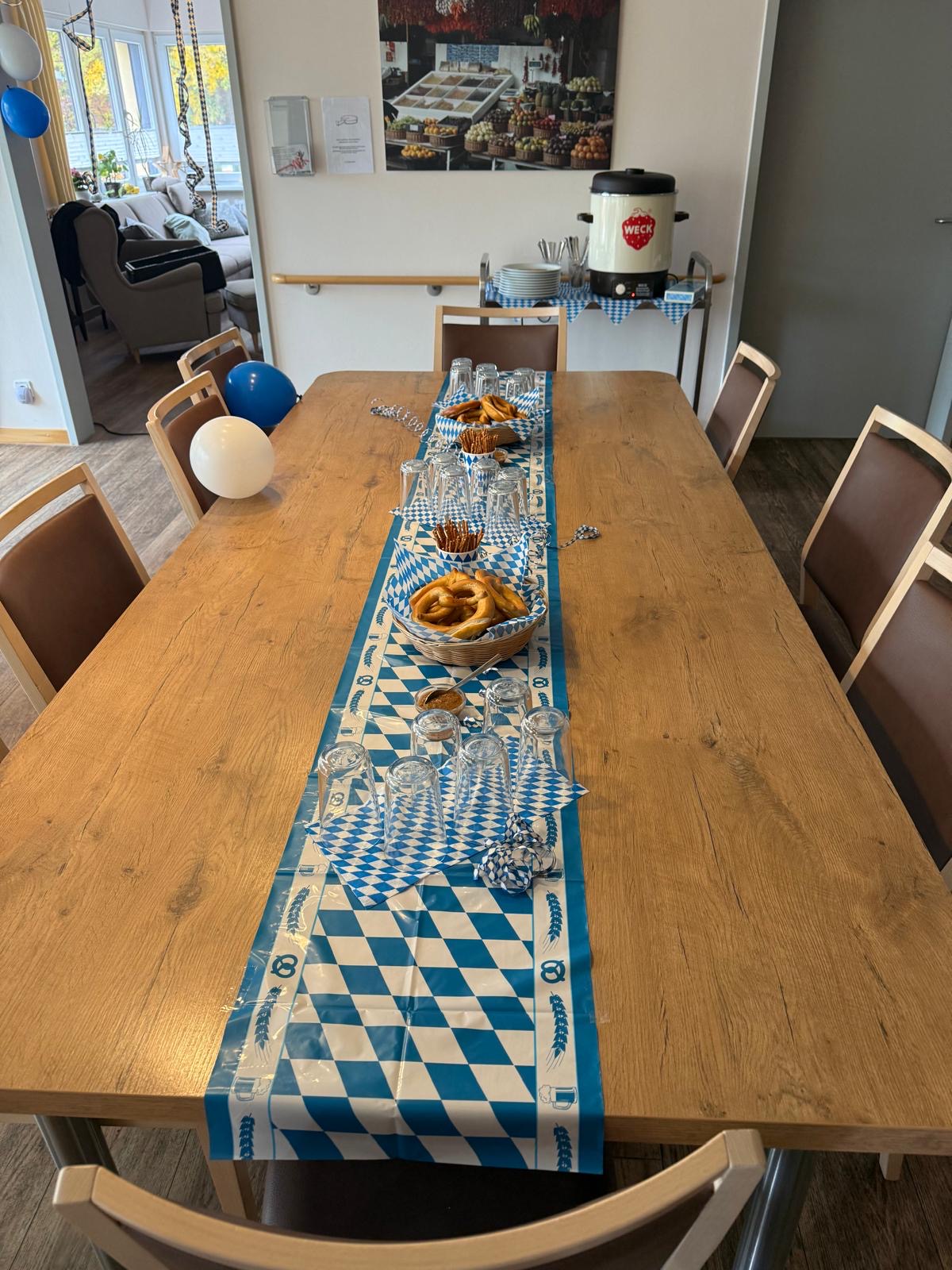 Tisch mit Oktoberfest-Deko gedeckt Tisch mit Oktoberfest-Deko gedeckt