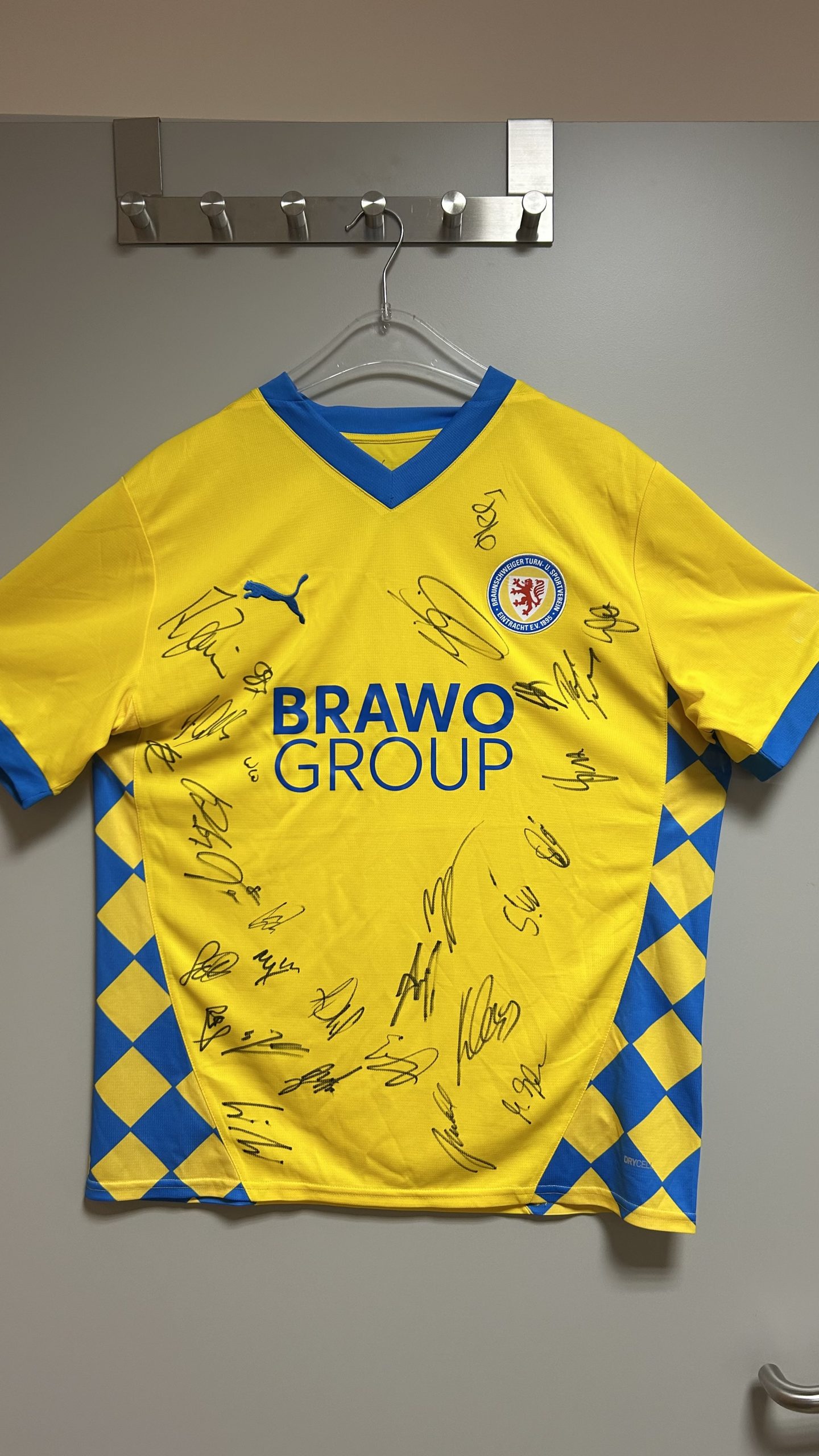 Trikot von Eintracht Braunschweig für Versteigerung beim Benefizkonzert Trikot von Eintracht Braunschweig für Versteigerung beim Benefizkonzert