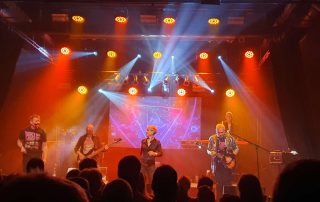 Band macht Musik auf einer Bühne