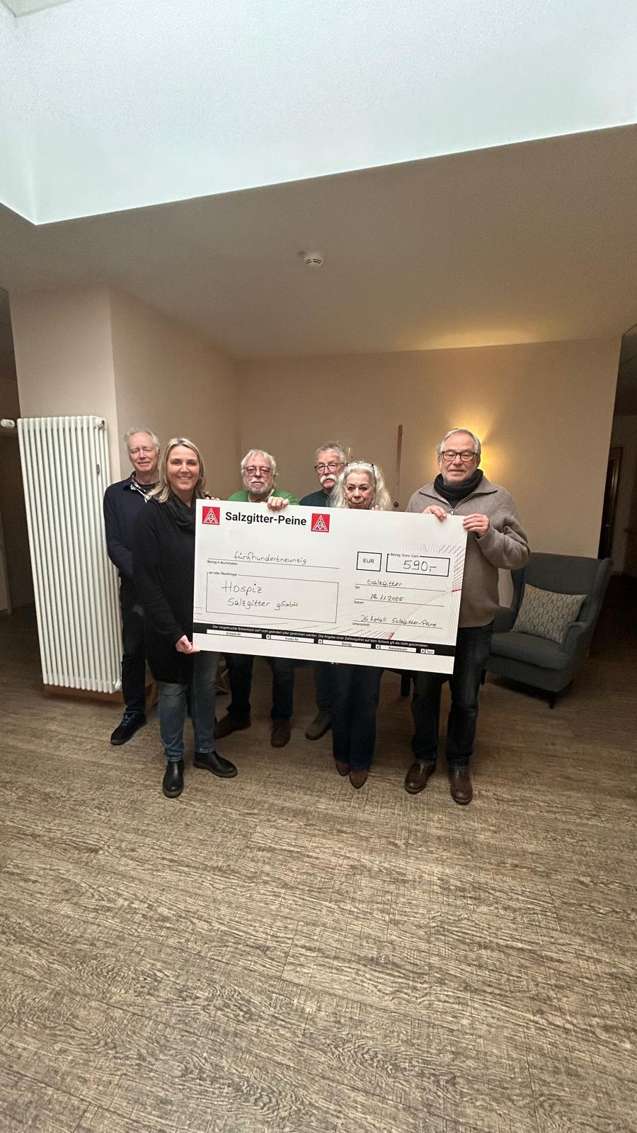 2 Frauen und 4 Männer stehen hinter einem großen symbolischen Scheck