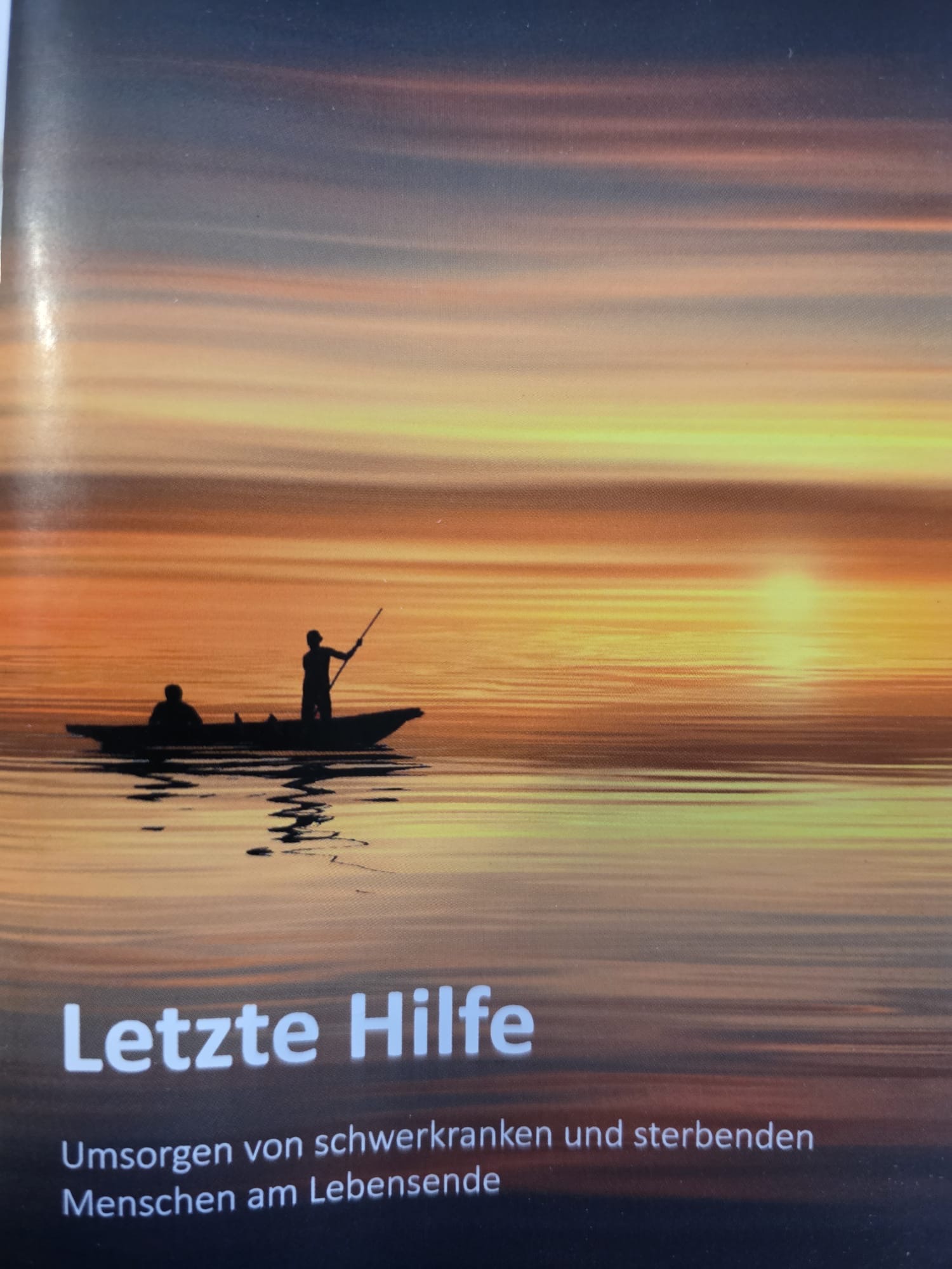 Mann in einem Boot beim Sonnenuntergang