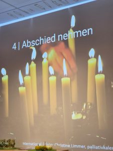 Vorlage Bild angezündete Kerzen, darüber ein Schriftzug Abschied nehmen