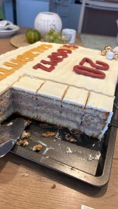 Angeschnittener Geburtstagskuchen Hospiz