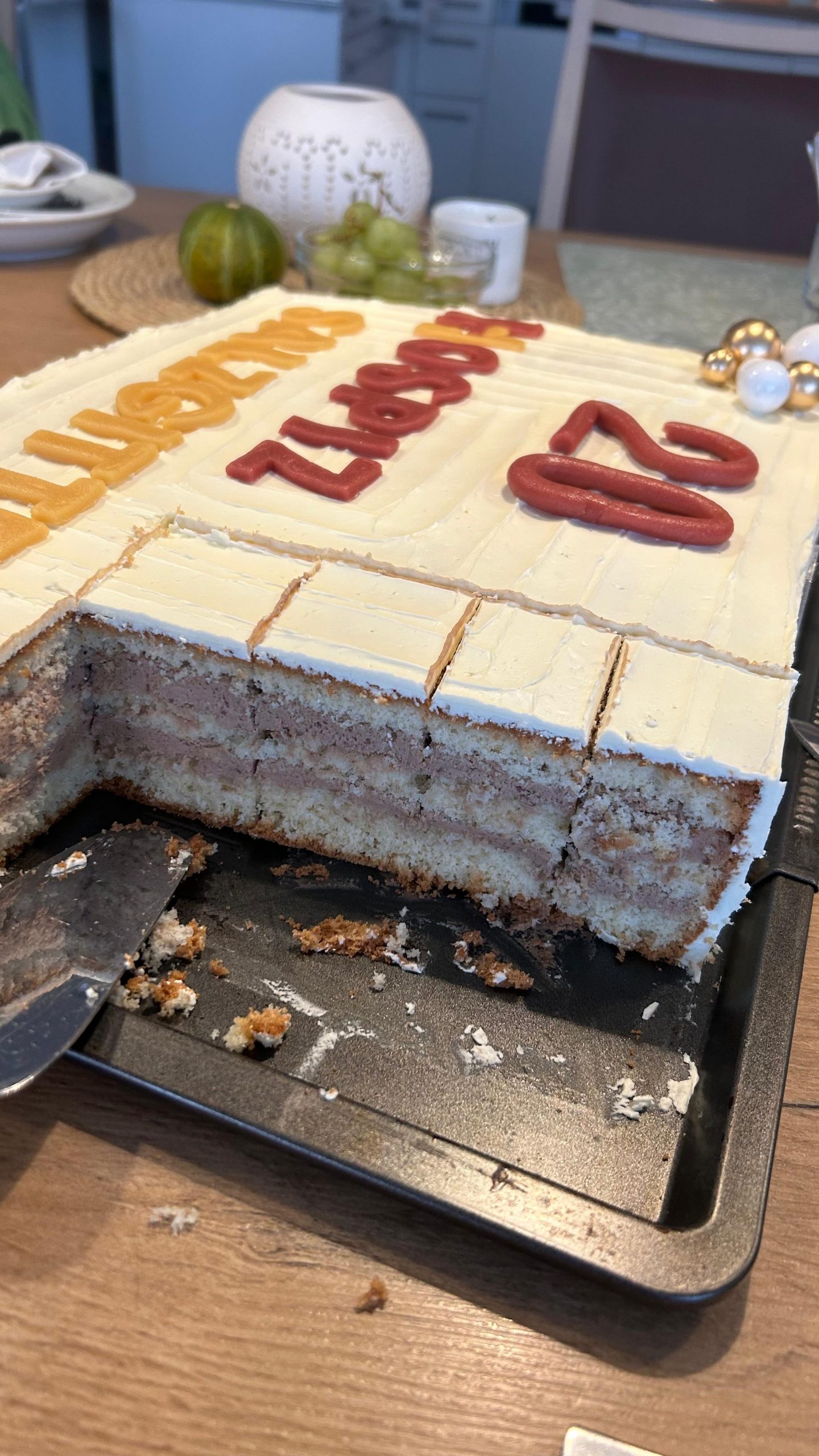 Angeschnittener Geburtstagskuchen Hospiz Angeschnittener Geburtstagskuchen Hospiz