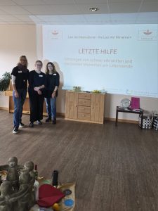 3 Kursleiterinnen beim Letzte-Hilfe-Kurs