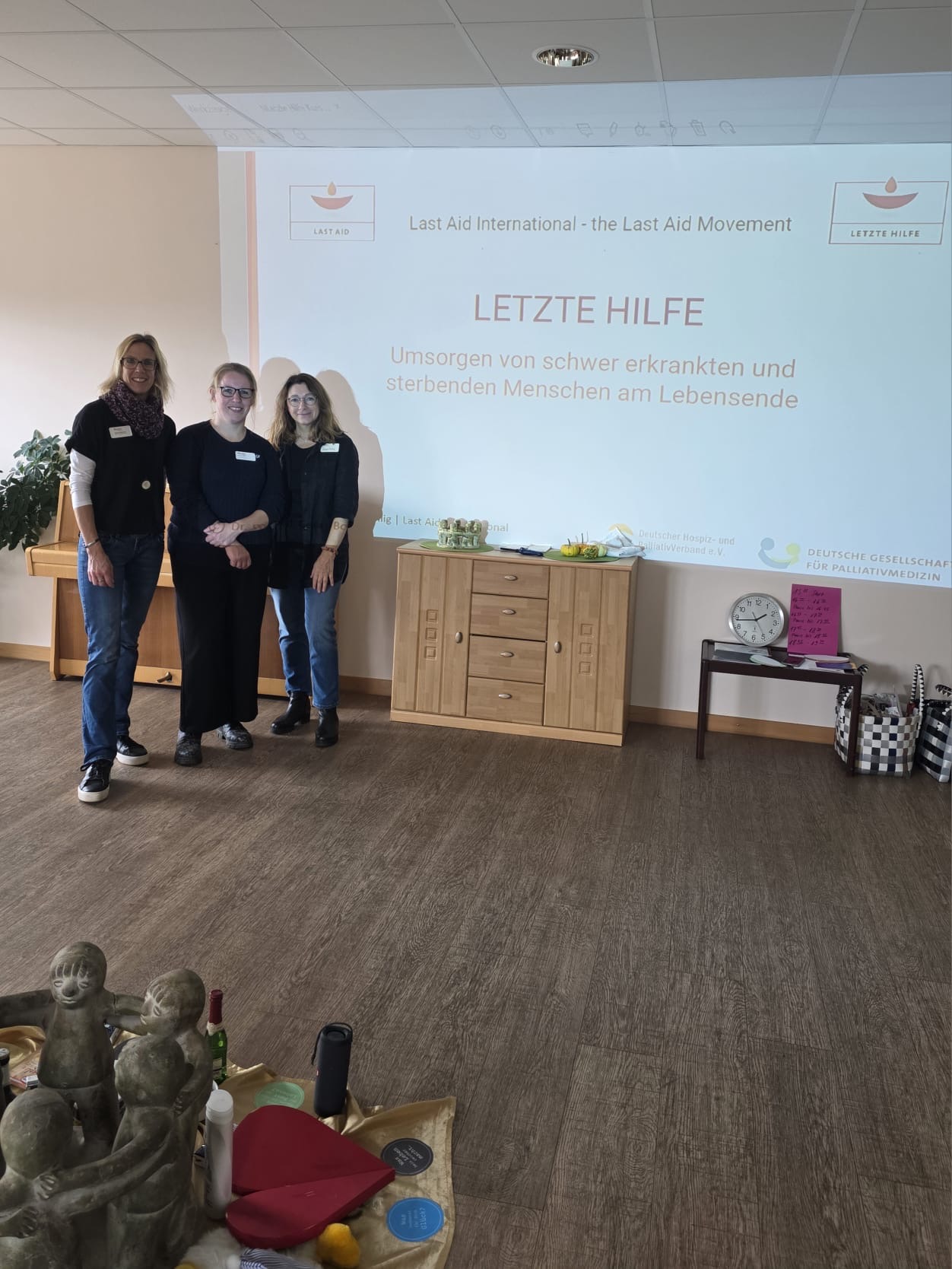 3 Kursleiterinnen beim Letzte-Hilfe-Kurs 3 Kursleiterinnen beim Letzte-Hilfe-Kurs