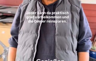 Mann steht unter einem Carport