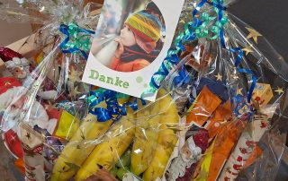 Korb mit Dankeskarte und ganz vielen Leckereien