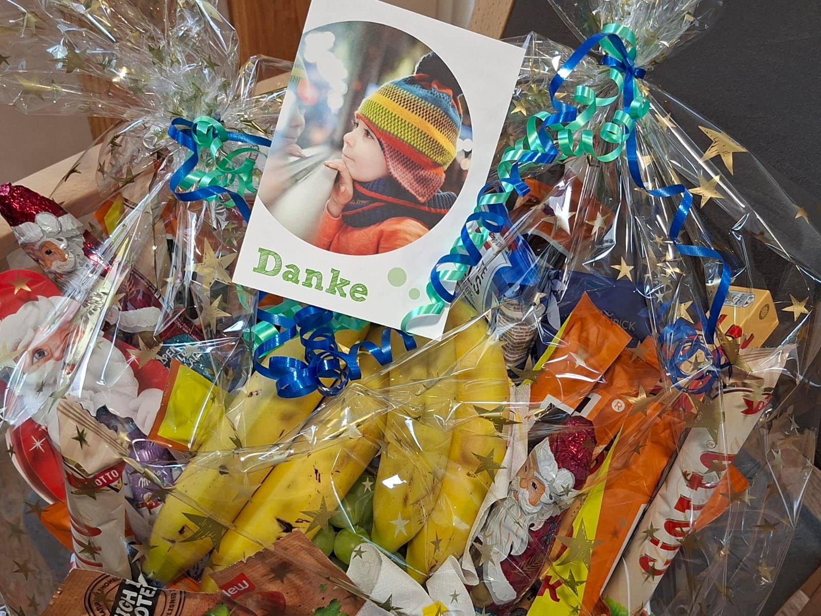 Korb mit Dankeskarte und ganz vielen Leckereien