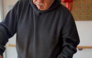 Mann steht am Tisch und schenkt sich Kaffee in eine Tasse ein