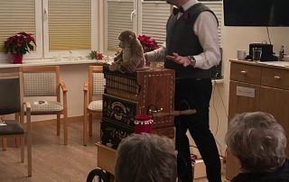 Mann steht an Drehorgel