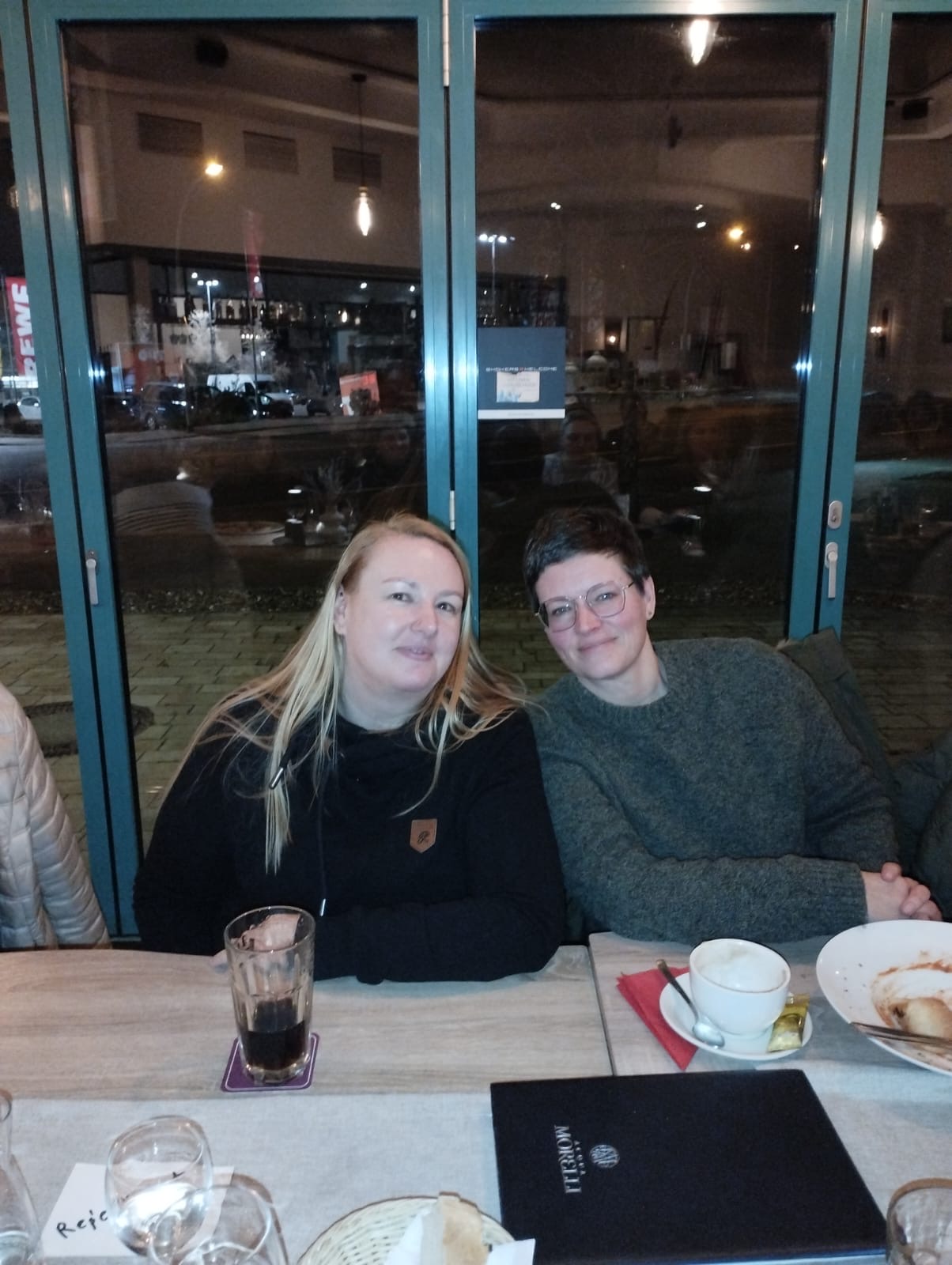 Zwei Frauen sitzen am Tisch in einem Restaurant Zwei Frauen sitzen am Tisch in einem Restaurant