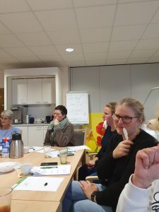 Vier Frauen sitzen am Tisch