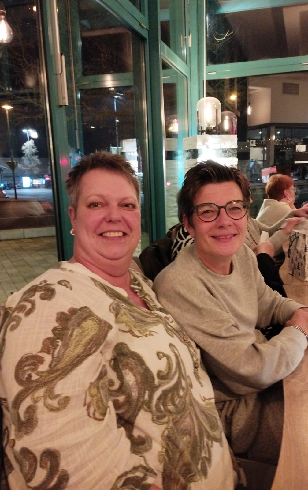 Zwei Frauen schauen freundlich in die Kamera Zwei Frauen schauen freundlich in die Kamera