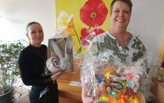 Schwester Stefanie und Schwester Melanie halten ihre Geburtstagsgeschenke in den Händen