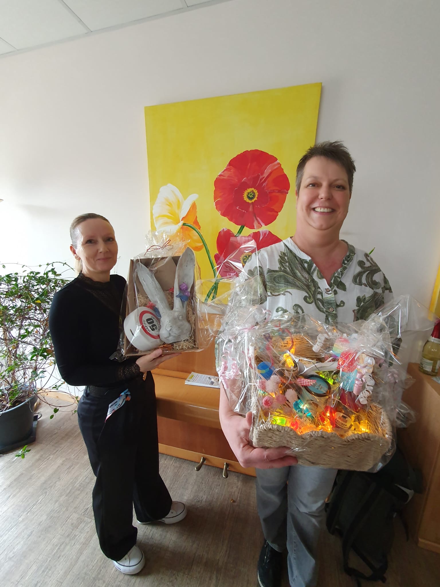Schwester Stefanie und Schwester Melanie halten ihre Geburtstagsgeschenke in den Händen