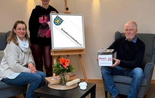 Portrait Spendenübergabe mit Jasmin Libich, 2. Vorsitzende und Kassenwart vom Heimatkreis Lichtenberg