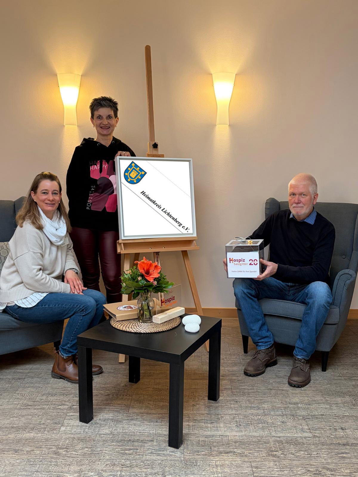 Portrait Spendenübergabe mit Jasmin Libich, 2. Vorsitzende und Kassenwart vom Heimatkreis Lichtenberg