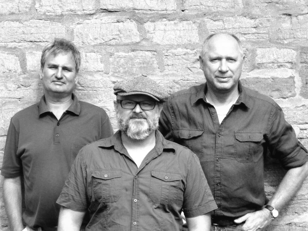 Portrait in schwarz weiß mit 3 Musikern der Band The BUZZ