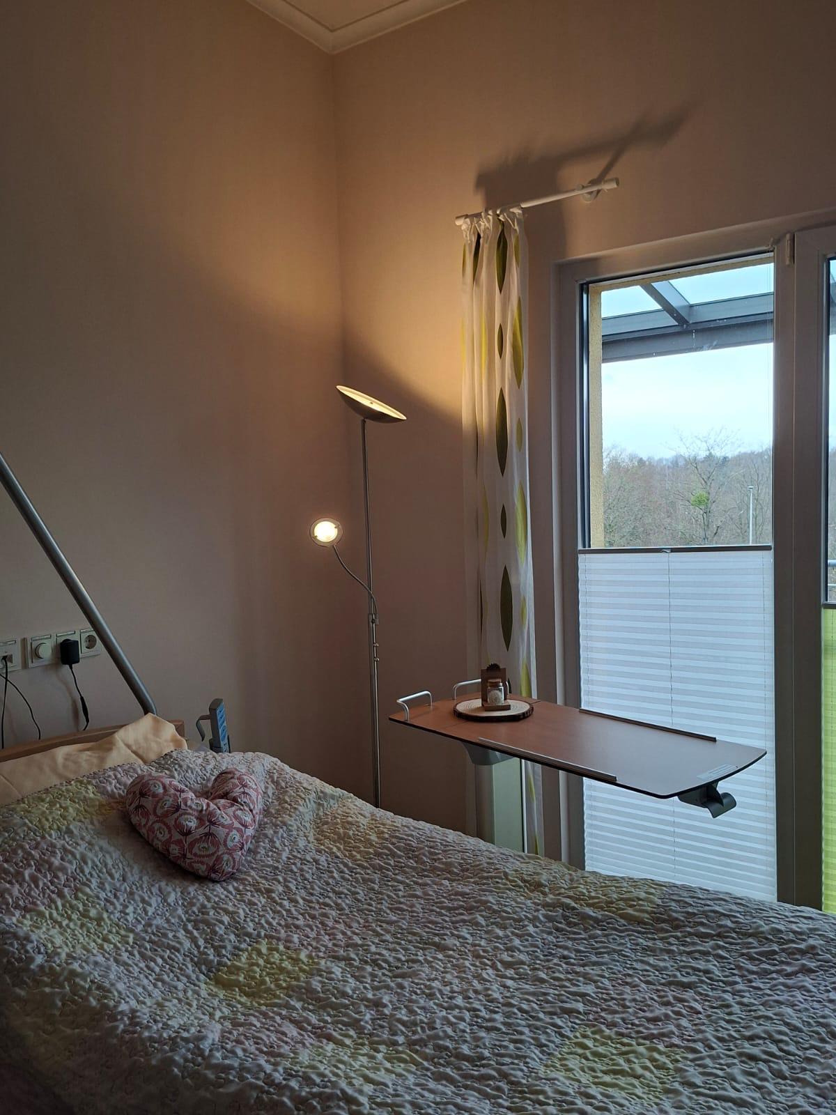 Eine neue Stehlampe steht in einem Gastzimmer auf dem Boden Eine neue Stehlampe steht in einem Gastzimmer auf dem Boden