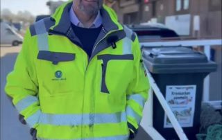 Chef Bernd Lüdge von HEITEC BLACKMETALS GmbH Salzgitter steht neben einem Autoanhänger