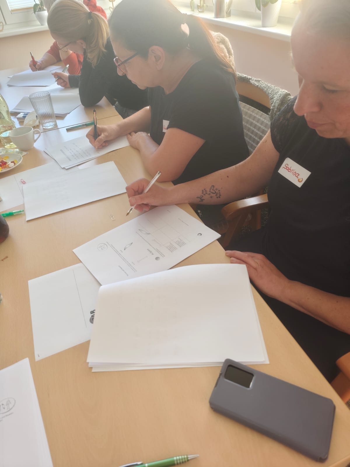 Schwester Sabrina, Schwester Andrea und Schwester Stefanie sitzen am Tisch und schreiben bei einer Fortbildung Schwester Sabrina, Schwester Andrea und Schwester Stefanie sitzen am Tisch und schreiben bei einer Fortbildung