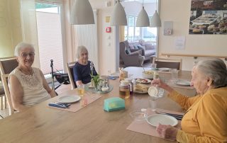 3 unserer Gäste sitzen in der Küche am Tisch