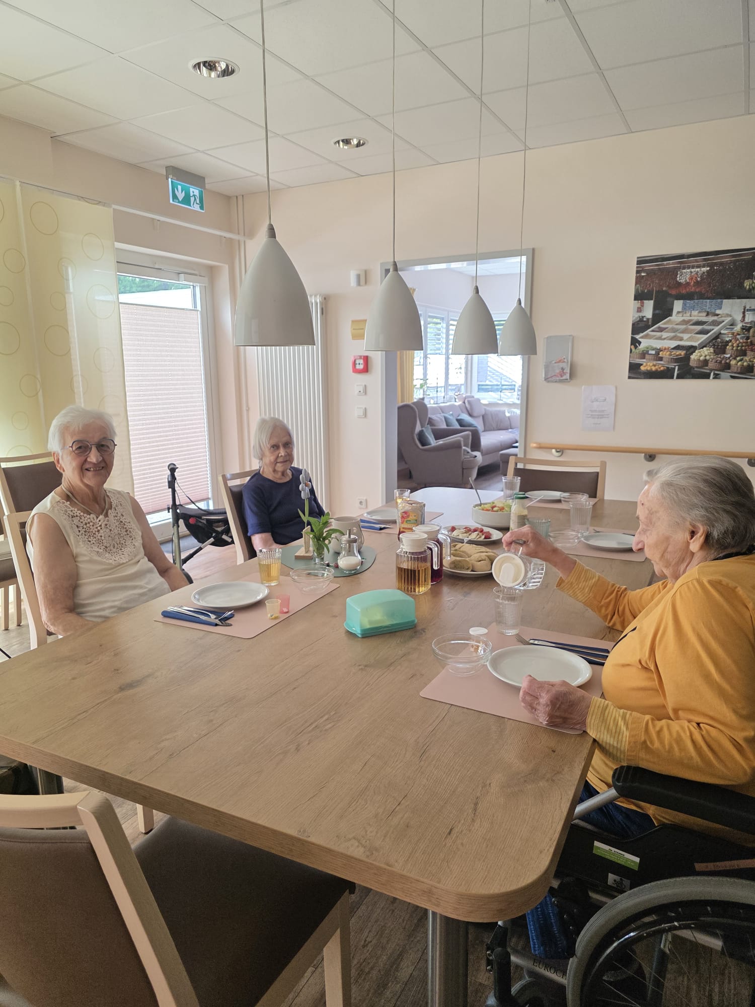 3 unserer Gäste sitzen in der Küche am Tisch