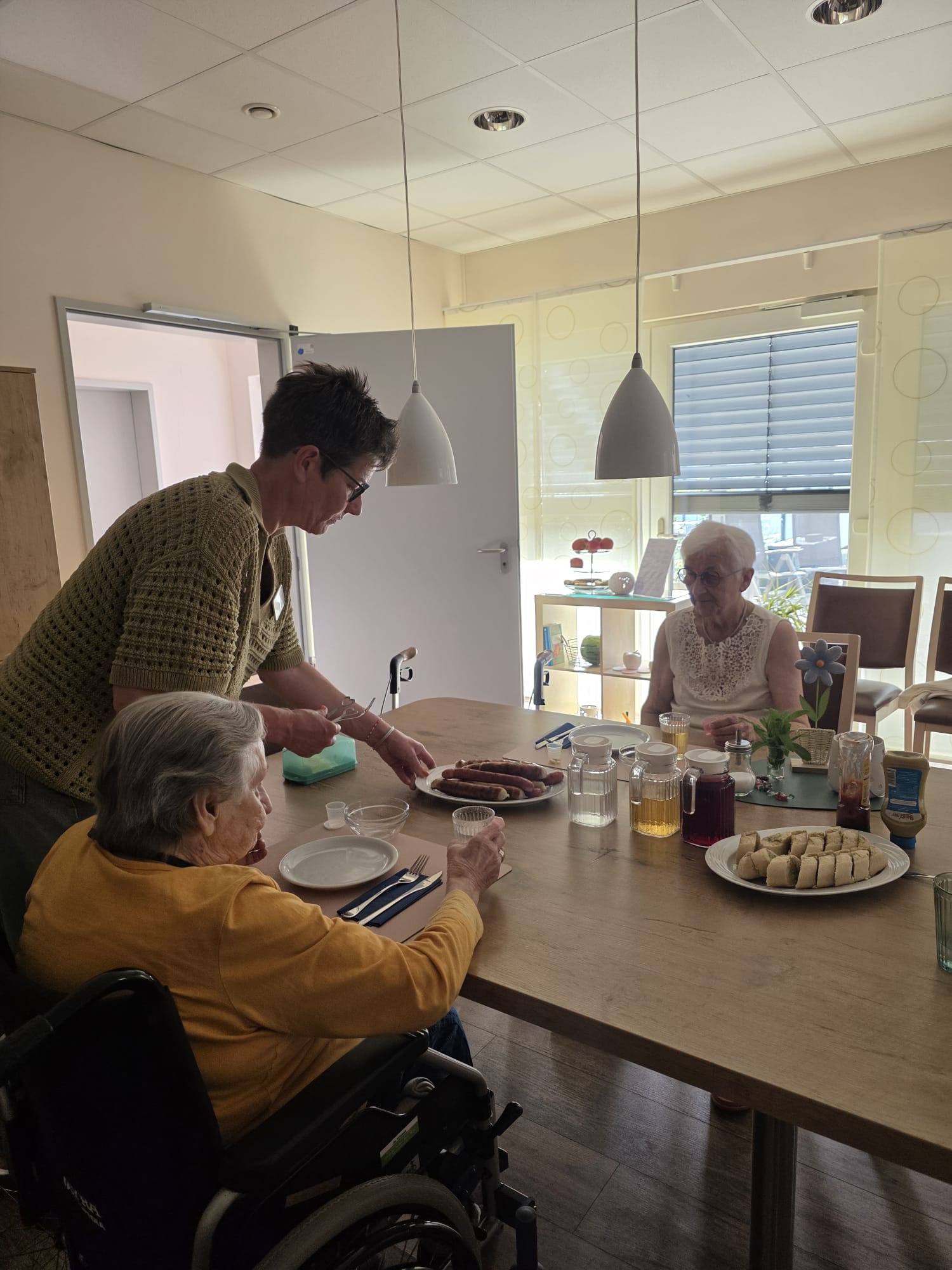 Ehrenamtliche Mitarbeiterin Yvonne Dremmler-Tillmann versorgt unsere Gäste mit Grillgut Ehrenamtliche Mitarbeiterin Yvonne Dremmler-Tillmann versorgt unsere Gäste mit Grillgut