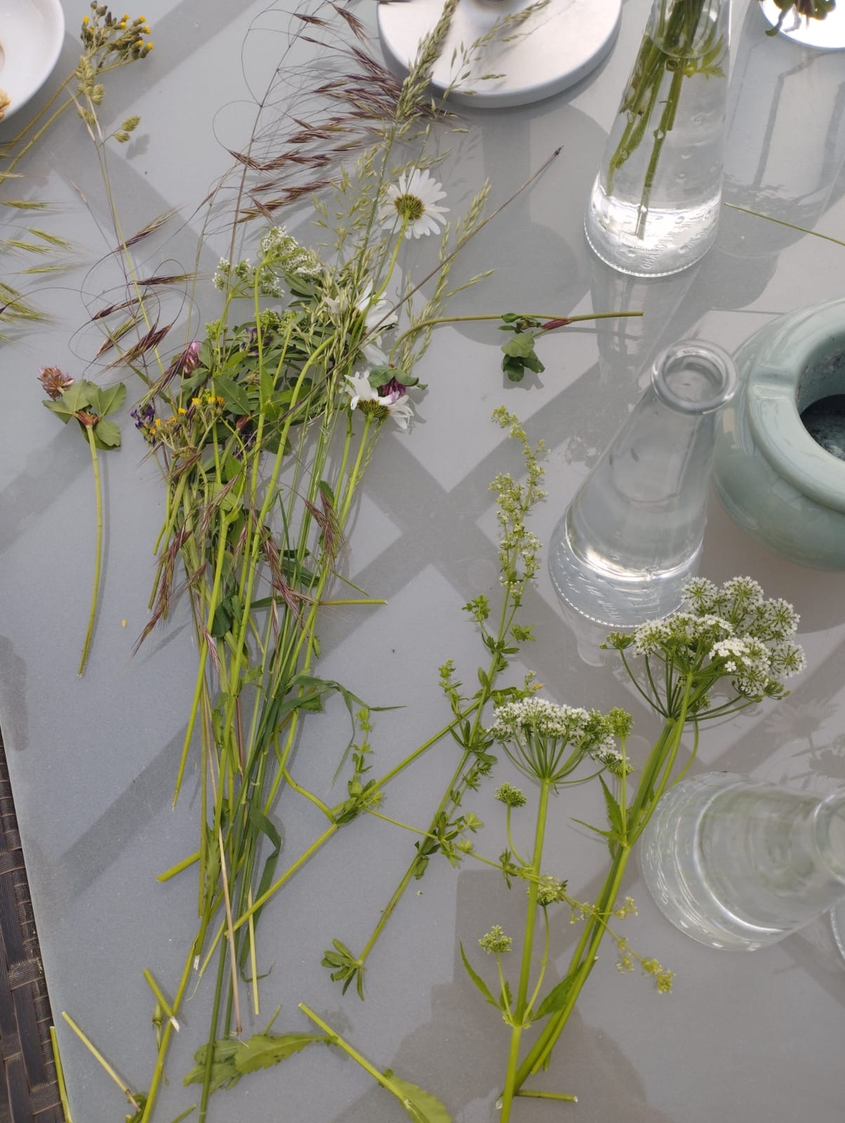 Blumen liegen auf dem Tisch Blumen liegen auf dem Tisch
