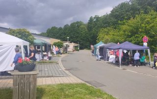 Aufgebaute Stände mit Kunsthandwerk beim Sommerfest