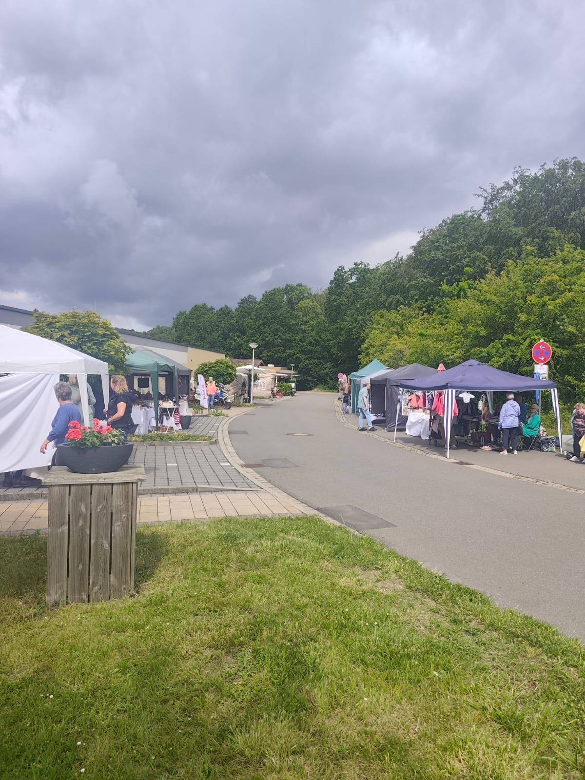 Aufgebaute Stände mit Kunsthandwerk beim Sommerfest