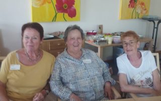Ehrenamtliche Mitarbeiterin Erika Richter, Cornelia Busch, und Kornelia Göbhardt sitzen am Tisch