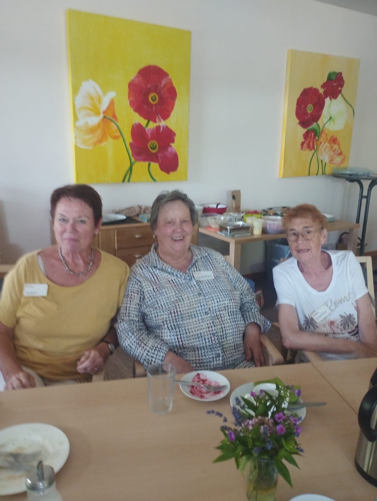 Ehrenamtliche Mitarbeiterin Erika Richter, Cornelia Busch, und Kornelia Göbhardt sitzen am Tisch